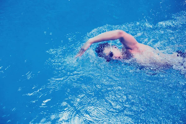 Nuotatore maschile in piscina. Foto subacquea. Nuotatore maschio. — Foto Stock