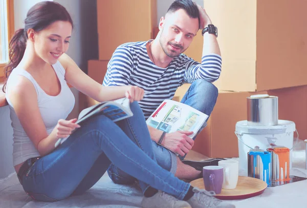 Pareja moviéndose en casa sentada en el suelo. Pareja. —  Fotos de Stock