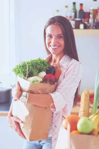 Jeune femme tenant sac d'épicerie avec des légumes. Jeune femme — Photo