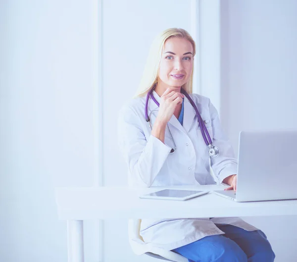 Egy fiatal női orvos portréja egy orvosi rendelőben — Stock Fotó