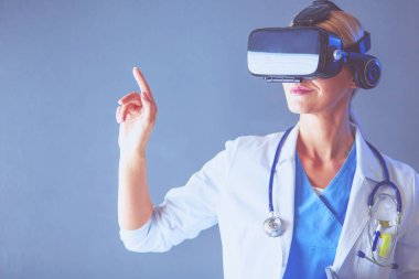 Sanal gerçeklik gözlüğü takan kadın doktor beyaz arka planda izole edilmiş..