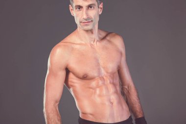 yarı çıplak boksör kaydırma el portresi.