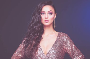 Abiye siyah arka plan üzerine güzel genç kadın.