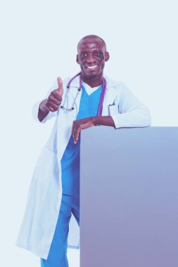 Erkek doktor elinde boş bir levha tutuyor. Doktor bey. İlan tahtası