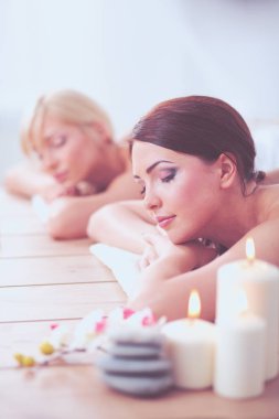Rahatlatıcı ve spa merkezinde zevk iki genç güzel kadın. İki genç güzel kadın rahatlatıcı