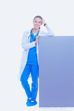 Boş reklam panosu olan bir kadın doktor. Kadın doktor