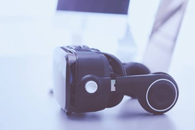 Bilgisayarlı sanal gerçeklik gözlükleri. İş. 3D teknoloji