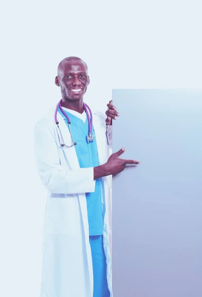 Een mannelijke dokter met een leeg bordje. Dokter. Billboard — Stockfoto