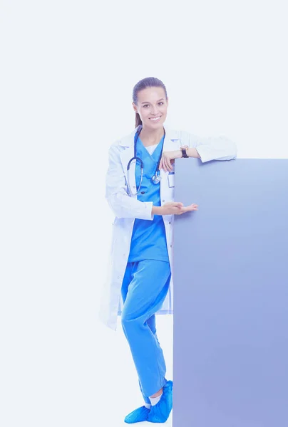 Une femme médecin avec un panneau blanc. Femme médecin — Photo