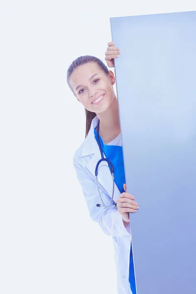 Une femme médecin avec un panneau blanc. Femme médecin — Photo