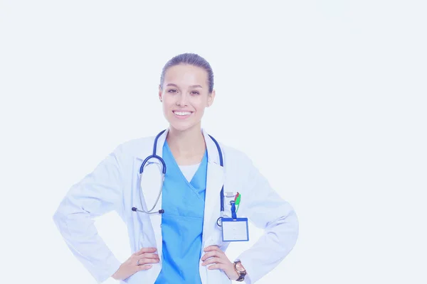 Piękna młoda kobieta w białym płaszczu pozująca z ręką w kieszeni. Kobieta lekarz — Zdjęcie stockowe