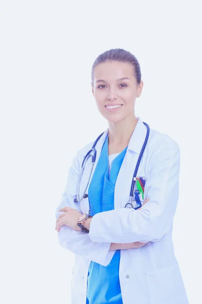 Mooie jonge vrouw in witte jas poserend met de hand in de zak. Vrouwelijke dokter — Stockfoto