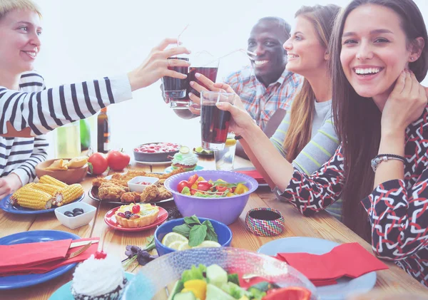 Draufsicht auf eine Gruppe von Menschen beim gemeinsamen Abendessen, während sie am Holztisch sitzen. Essen auf dem Tisch. Menschen essen Fast Food. — Stockfoto