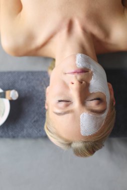 Yüz maskesi. Güzel genç kız Spa, makyajcısı kadın yüz maskesi uygulama.