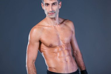 yarı çıplak boksör kaydırma el portresi.