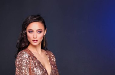 Abiye siyah arka plan üzerine güzel genç kadın.