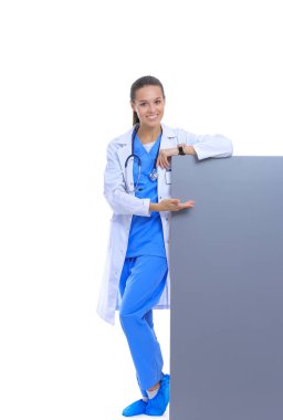 Boş reklam panosu olan bir kadın doktor. Kadın doktor