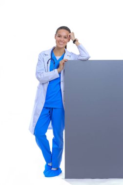 Boş reklam panosu olan bir kadın doktor. Kadın doktor