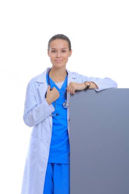 Boş reklam panosu olan bir kadın doktor. Kadın doktor