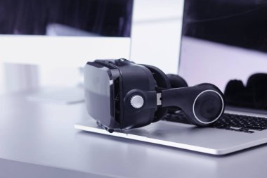 Bilgisayarlı sanal gerçeklik gözlükleri. İş. 3D teknoloji