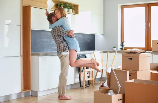 Retrato de una joven pareja mudándose a un nuevo hogar. Pareja joven — Foto de Stock