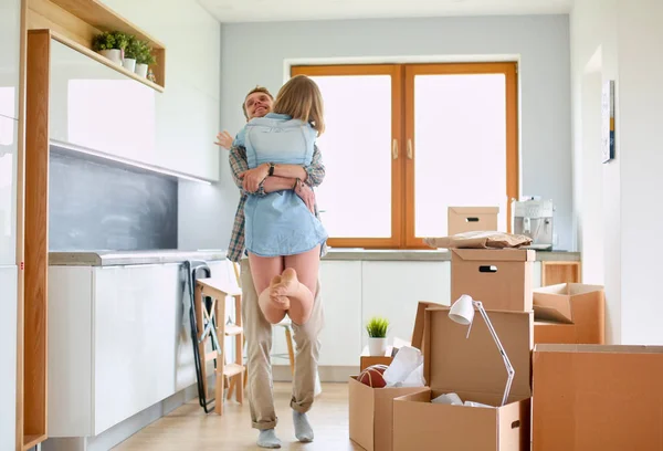 Retrato de una joven pareja mudándose a un nuevo hogar. Pareja joven — Foto de Stock