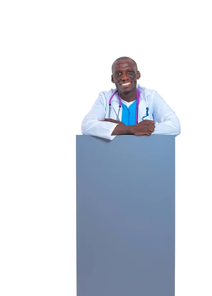 Een mannelijke dokter met een leeg bordje. Dokter. Billboard — Stockfoto