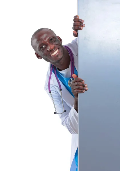 Άντρας γιατρός κρατάει άδεια πλακάτ. Γιατρός. Billboard — Φωτογραφία Αρχείου