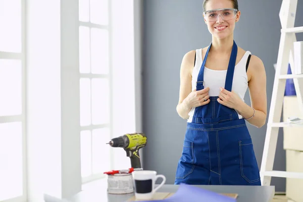 Retrato de mulher jovem enquanto está de pé novo apartamento  . — Fotografia de Stock