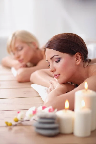 Duas jovens mulheres bonitas relaxando e desfrutando no spa. Duas jovens mulheres bonitas relaxando — Fotografia de Stock