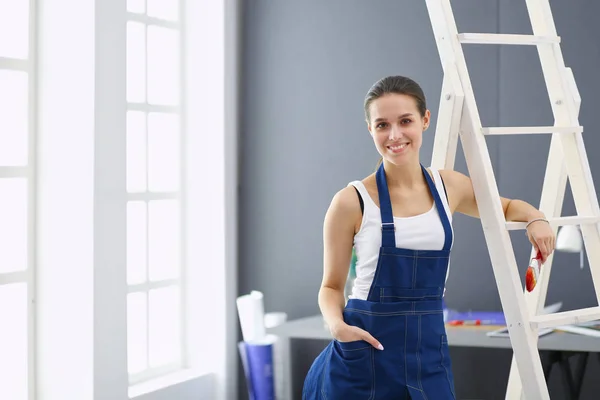 Donna operaia con trapano in piedi in nuova casa . — Foto Stock