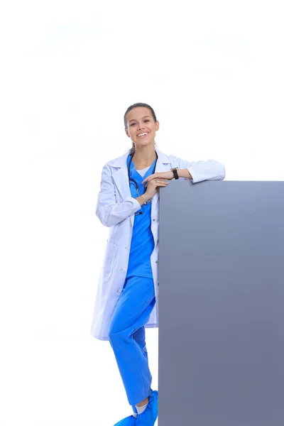 Boş reklam panosu olan bir kadın doktor. Kadın doktor — Stok fotoğraf