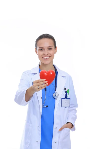 Positive Ärztin, die mit Stethoskop und rotem Herzsymbol isoliert steht. Ärztin — Stockfoto