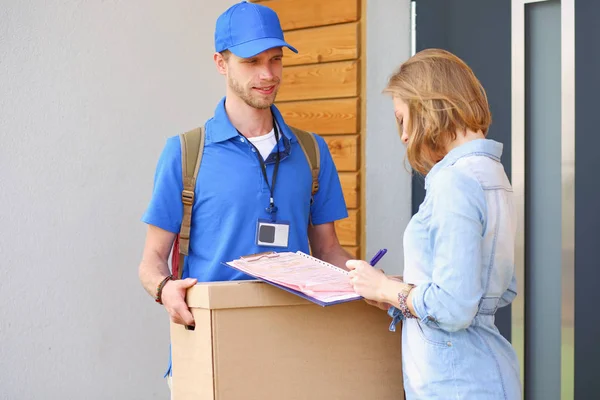 Lächelnder Zusteller Blauer Uniform Liefert Paketkasten Empfänger Aus Kurierdienst Konzept — Stockfoto