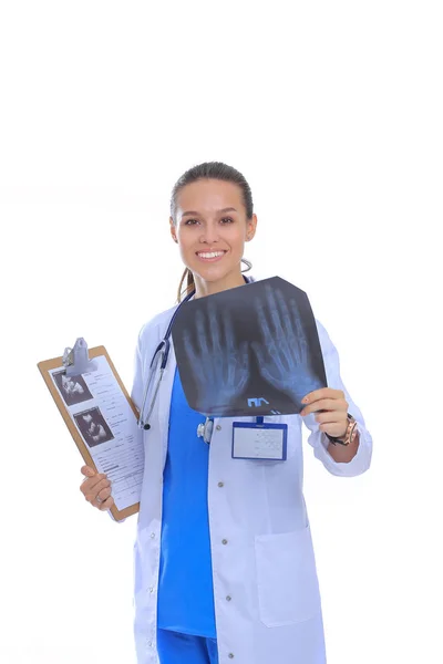 Młoda lekarka patrząc na zdjęcie rentgenowskie odizolowana na białym tle. Kobieta lekarz — Zdjęcie stockowe