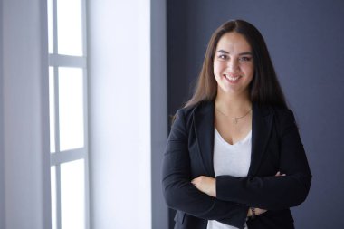 Modern iş kadını ofiste duruyor. .