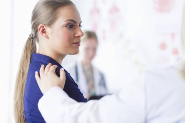 Doktor ve hasta masada otururken bir şey tartışıyorlar. İlaç ve sağlık hizmetleri kavramı.