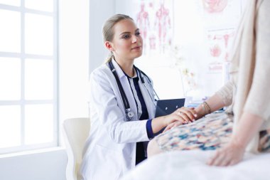 Doktor ve hasta masada otururken bir şey tartışıyorlar. İlaç ve sağlık hizmetleri kavramı