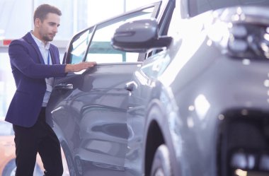 yatakta uyuyan güzel genç sarışın kadın