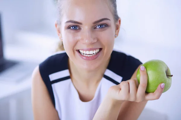 Close up portret zdrowej uśmiechniętej kobiety z zielonym jabłkiem. — Zdjęcie stockowe