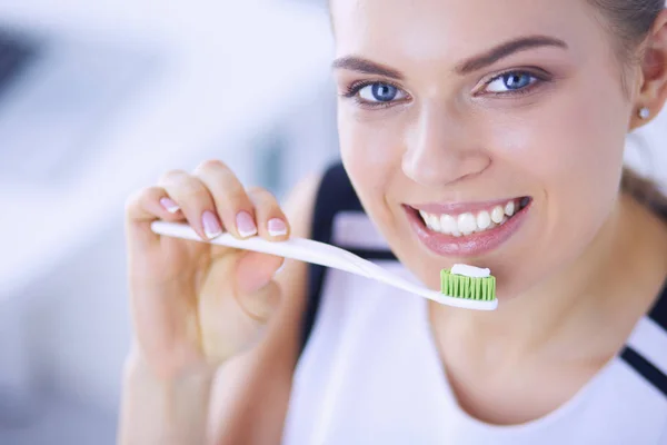 Jovem menina bonita mantendo a higiene oral com escova de dentes . — Fotografia de Stock