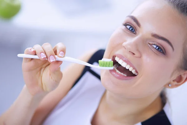 Mladá hezká dívka udržuje ústní hygienu se zubním kartáčkem. — Stock fotografie