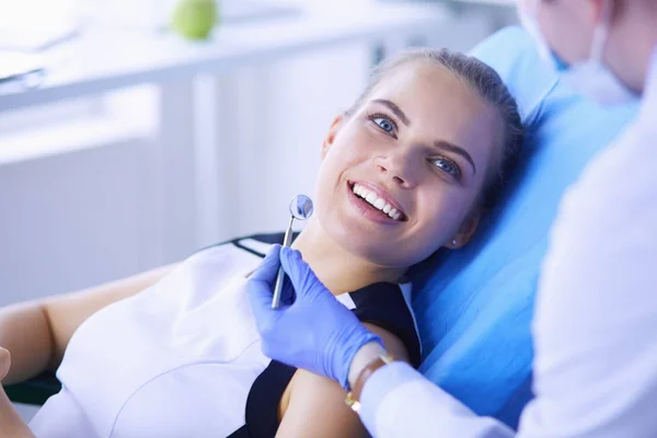 Mladá žena pacientka s krásným úsměvem vyšetření zubní prohlídka v zubní ordinaci. — Stock fotografie