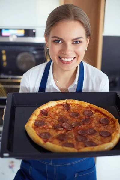 Gelukkig jong vrouw koken pizza thuis — Stockfoto