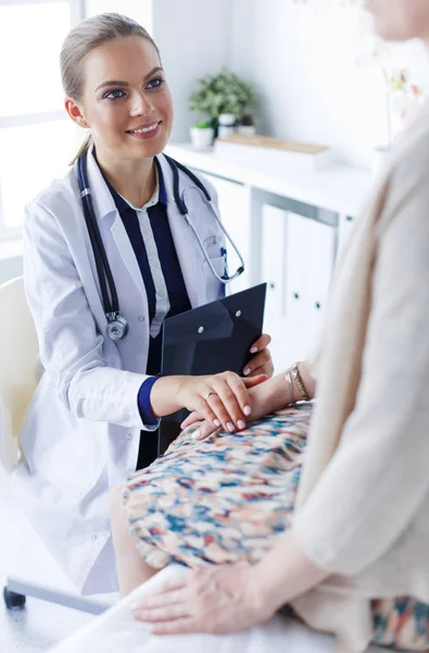 Doctor y paciente discutiendo algo mientras están sentados en la mesa. Concepto de medicina y salud — Foto de Stock