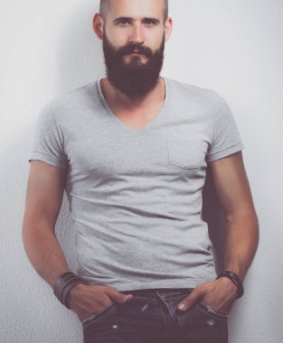 ayakta, gri arka plan üzerinde izole yakışıklı sakallı adam portresi