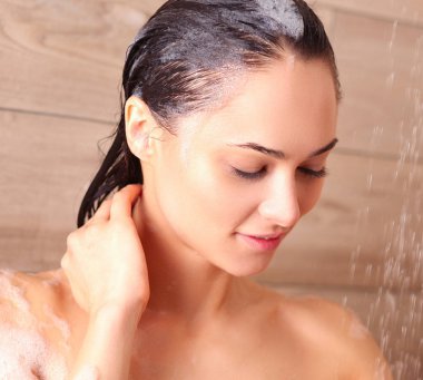 Genç beautyful kadın banyoda duş altında.