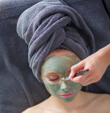 Spa yalan maskesi, sahip güzel bir kadın. Kadın. Spa Salonu