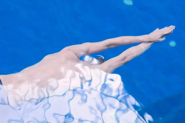 Homem nadador na piscina. Foto subaquática. Nadador masculino . — Fotografia de Stock