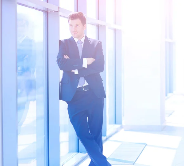 Retrato de jovem empresário no cargo em segundo plano. Retrato de jovem empresário — Fotografia de Stock